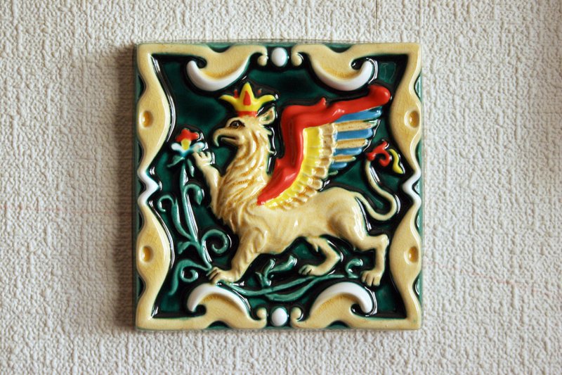 Gryphon ceramic relief handpainted tile - 花瓶/陶器 - 粘土 黄色