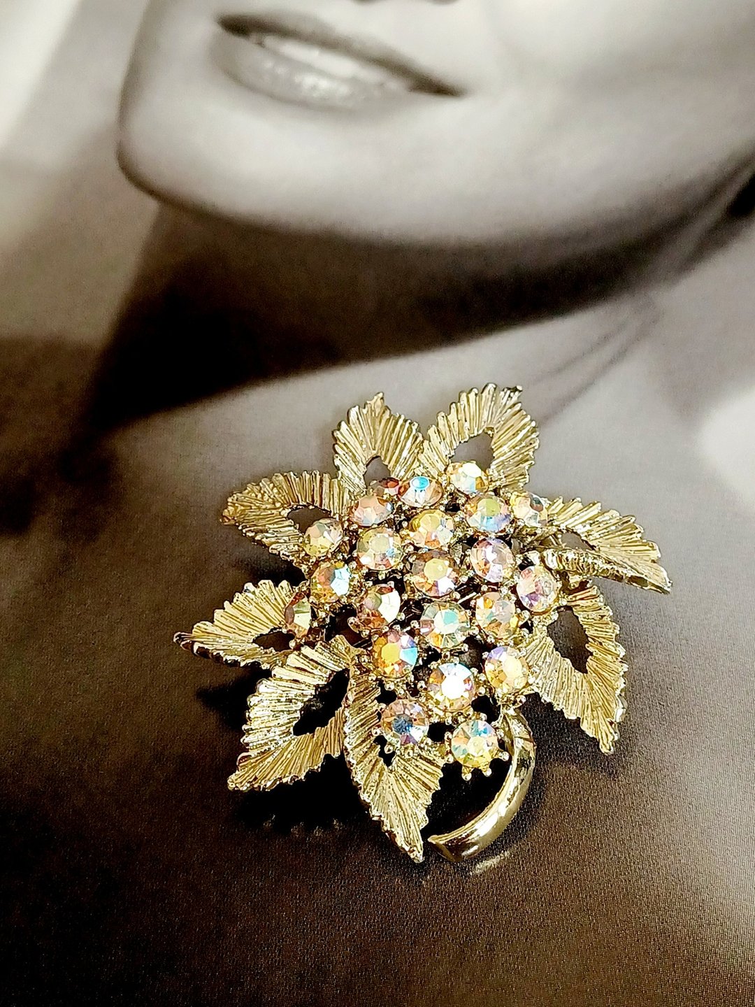 A vintage jewelry  BSK 金色极光莱茵花卉 别针 - 胸针 - 其他金属 