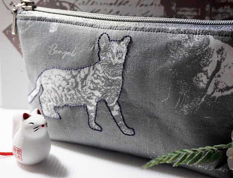 灰系列猫咪图案化妆包收纳包随身包万用包 - 化妆包/杂物包 - 棉．麻 灰色
