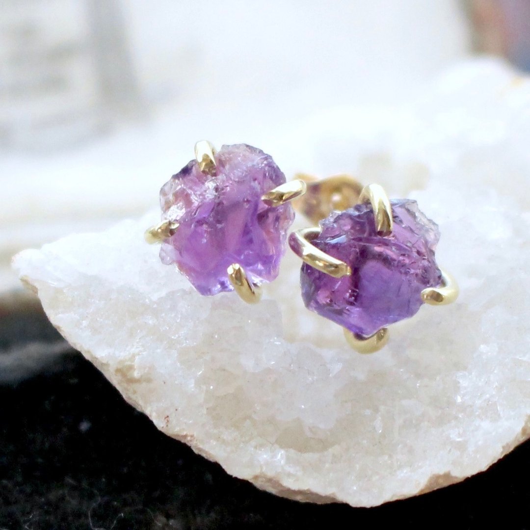February Birthstone Intuition Purple Amethyst Rough Natural Stone Gold Stud Earrings - 耳环/耳夹 - 宝石 紫色