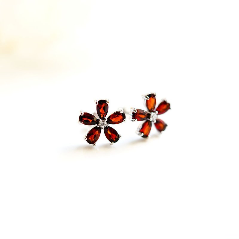Stone flower that symbolizes the fulfillment of love Garnet stud earrings Clip-On January birthstone - 耳环/耳夹 - 宝石 红色