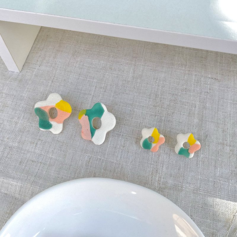 手作软陶耳环 摩登系列 Test No.2 大小花花 撞色 不规则 - 耳环/耳夹 - 陶 多色