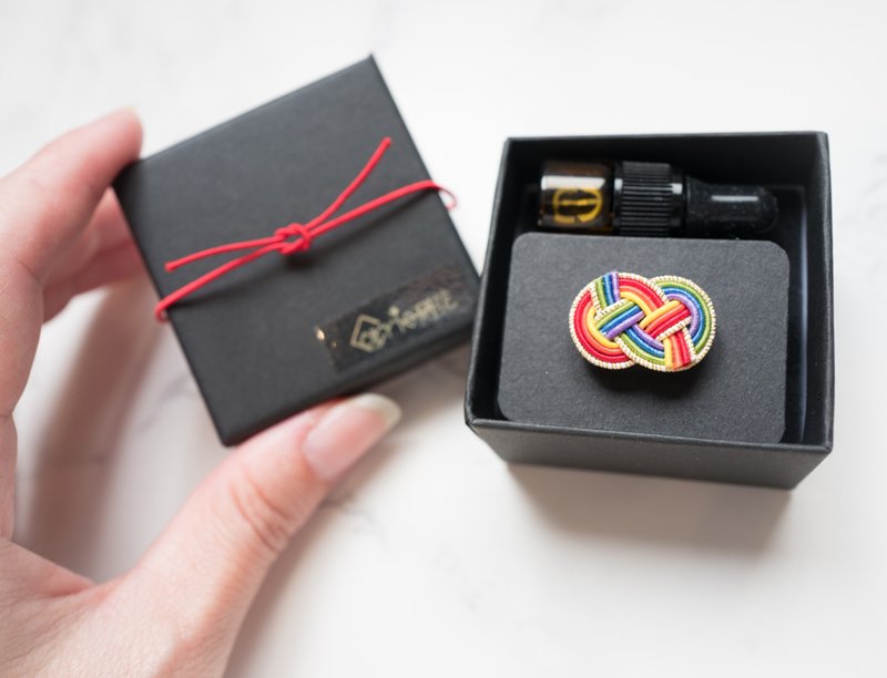 【彩虹】Rainbow彩虹日式丝绢拥抱结/口罩香氛扣 - 香薰/精油/线香 - 丝．绢 多色