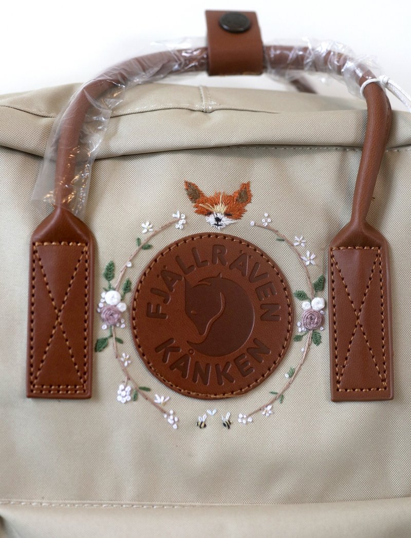 狐狸花环//kanken Classic 泥土色皮把包包 - 后背包/双肩包 - 防水材质 卡其色