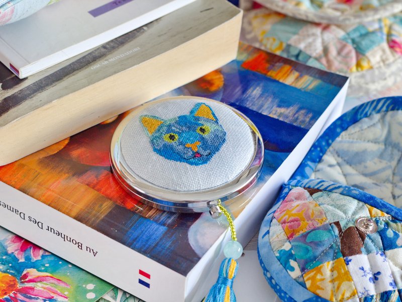Compact mirror with petite point hand embroidered Cat & patchwork cover - 眼镜/眼镜框 - 其他材质 蓝色