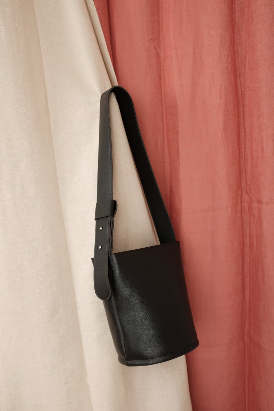 斜挎包  Whiteoakfactory Bold bucket bag - Black - 后背包/双肩包 - 人造皮革 黑色