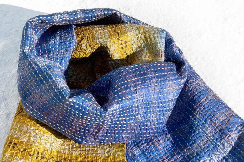 情人节礼物 生日礼物 母亲节礼物 限量一件 手缝纱丽布丝巾 / 刺绣丝巾 / 丝绸刺绣围巾 / 手缝纱丽线丝巾 / 印度丝绸刺绣围巾 - 徜徉在蓝色星辰梦幻星空 - 丝巾 - 丝．绢 蓝色