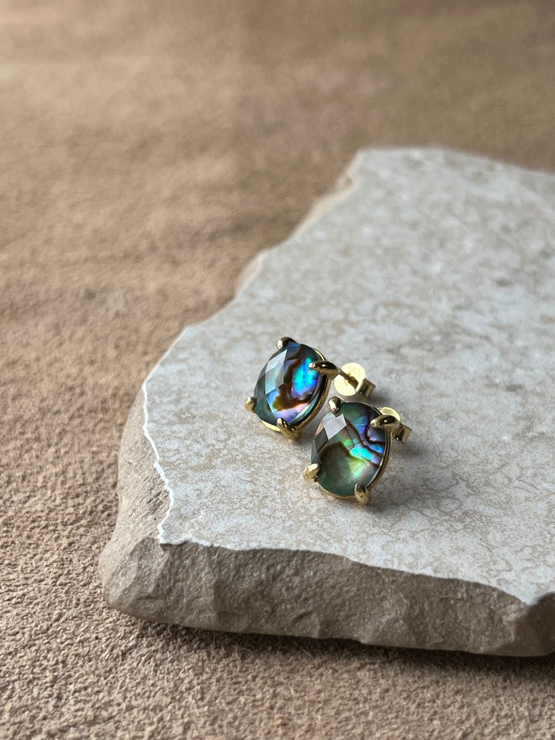 18kgp Stud Earrings Abalone Shell Crystal - 耳环/耳夹 - 贝壳 多色