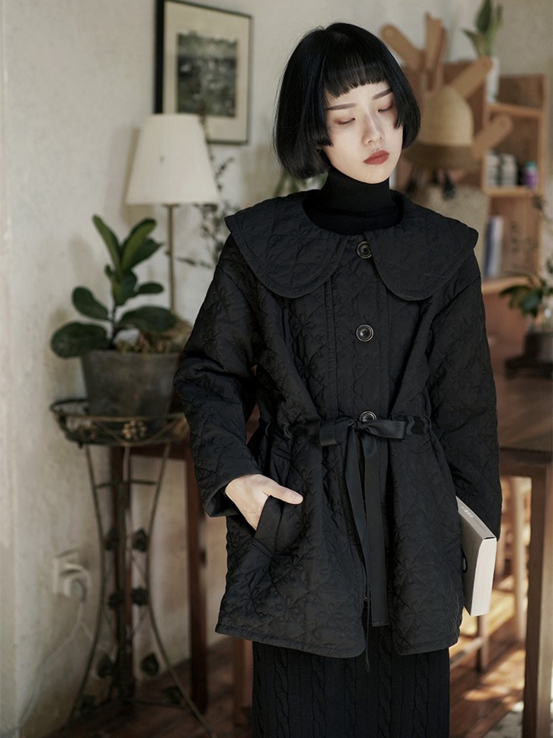 黑色 娃娃領束腰細帶棉服 中長款寬松收腰夾棉秋冬款可愛風外套 - 女装休闲/机能外套 - 其他人造纤维 黑色
