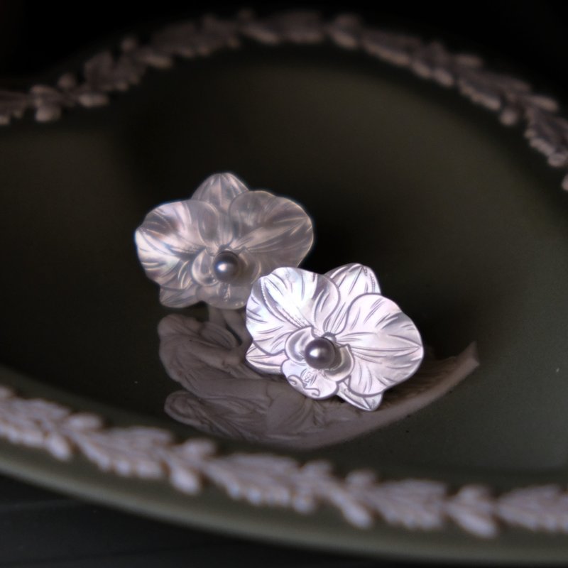 兰花贝母 淡水珍珠 925 纯银耳针耳环 E365 - 耳环/耳夹 - 珍珠 白色