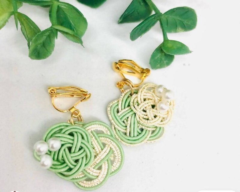 [Japanese tradition] mizuhiki Bicolor plum knot Mizuhiki that connects the edges - 耳环/耳夹 - 纸 绿色