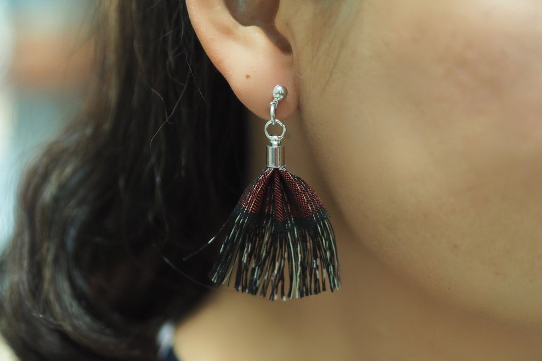 Mini Fighting Fish Tail - Red and Black - 耳环/耳夹 - 丝．绢 红色