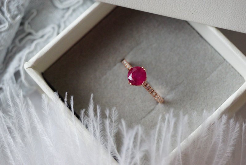 约 1 克拉的天然红宝石戒指，采用美丽的玻璃质感红宝石，戒台为 925 纯银。 - 戒指 - 纯银 红色