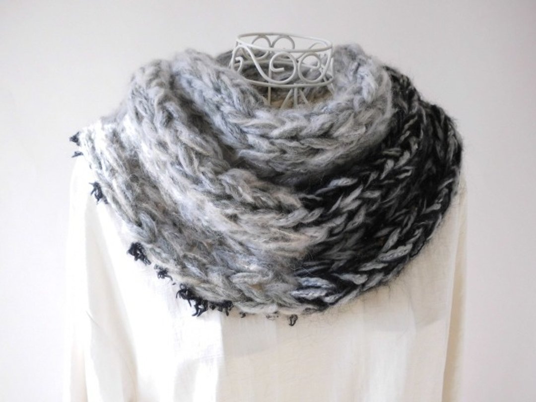 (Unisex gray gradation) Merino wool plenty, fluffy ♪ snood - 丝巾 - 其他材质 灰色