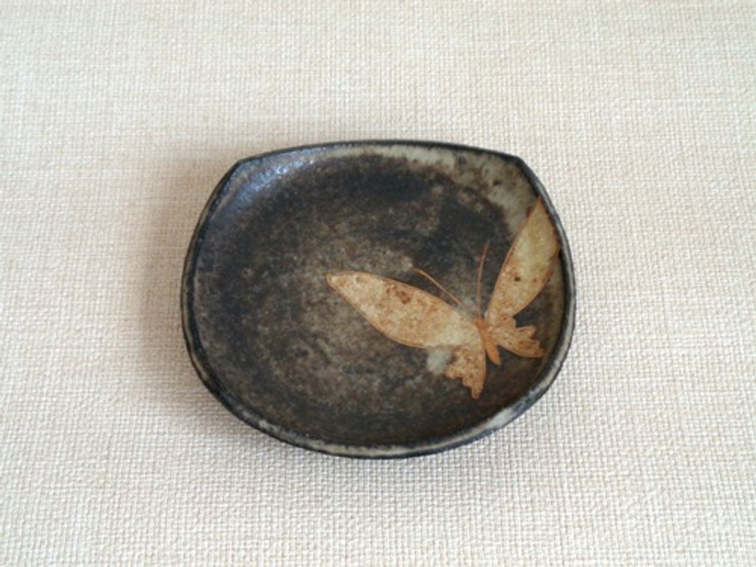 方形盘子，镶有金箔和一只蝴蝶 - 盘子/餐盘/盘架 - 陶 卡其色