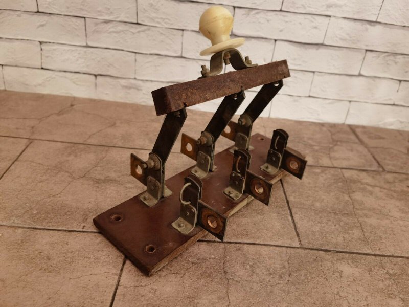 Old screw-type rocker knife-switch USSR, Soviet Russian switch loft three-pole - 其他 - 其他材质 黑色