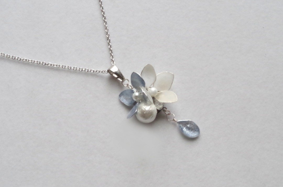 Manicure Flower Hydrangea and Cotton Pearl Pendant・Blue - 项链 - 其他材质 蓝色