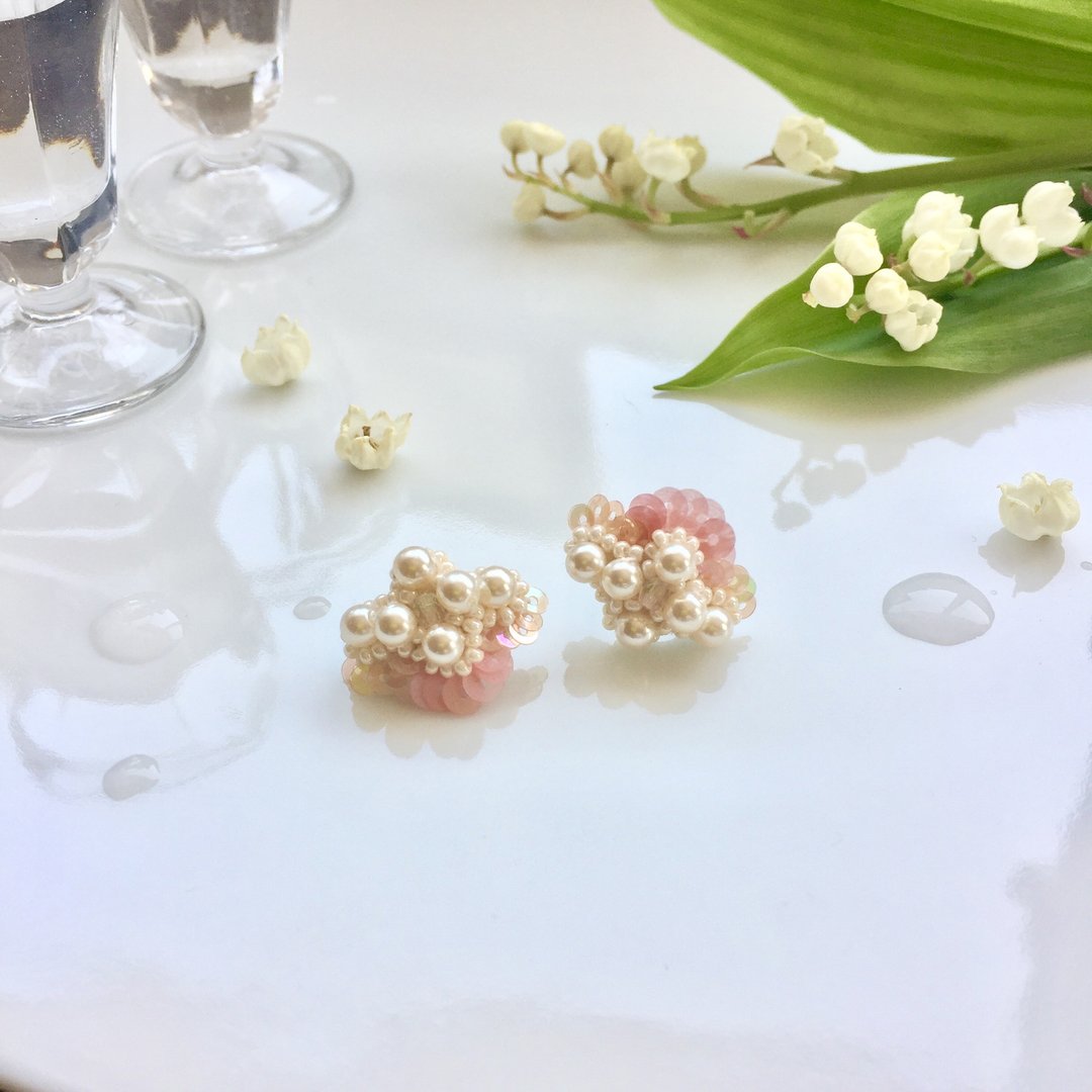 Pearl flower earrings light pink - 耳环/耳夹 - 其他材质 粉红色