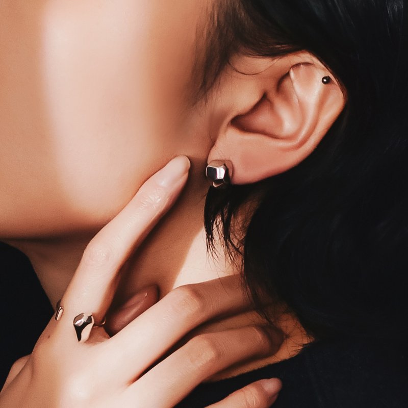 Meteor - 迷途之星系列 小陨石纯银耳环-银白 - 耳环/耳夹 - 纯银 银色