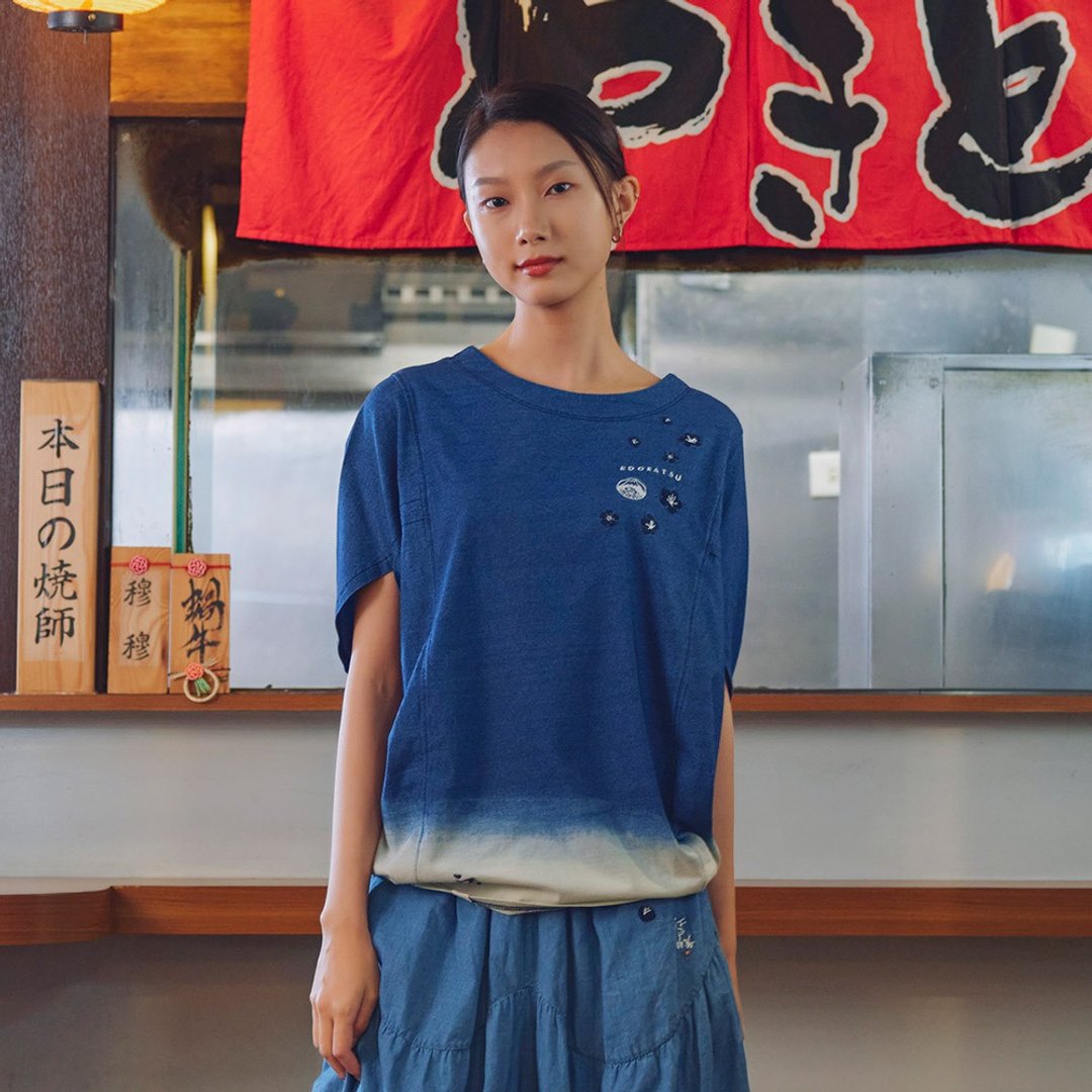 江户胜 日系 宽版樱花印花短袖T恤-女装 (拔洗蓝) #上衣 - 女装 T 恤 - 棉．麻 蓝色