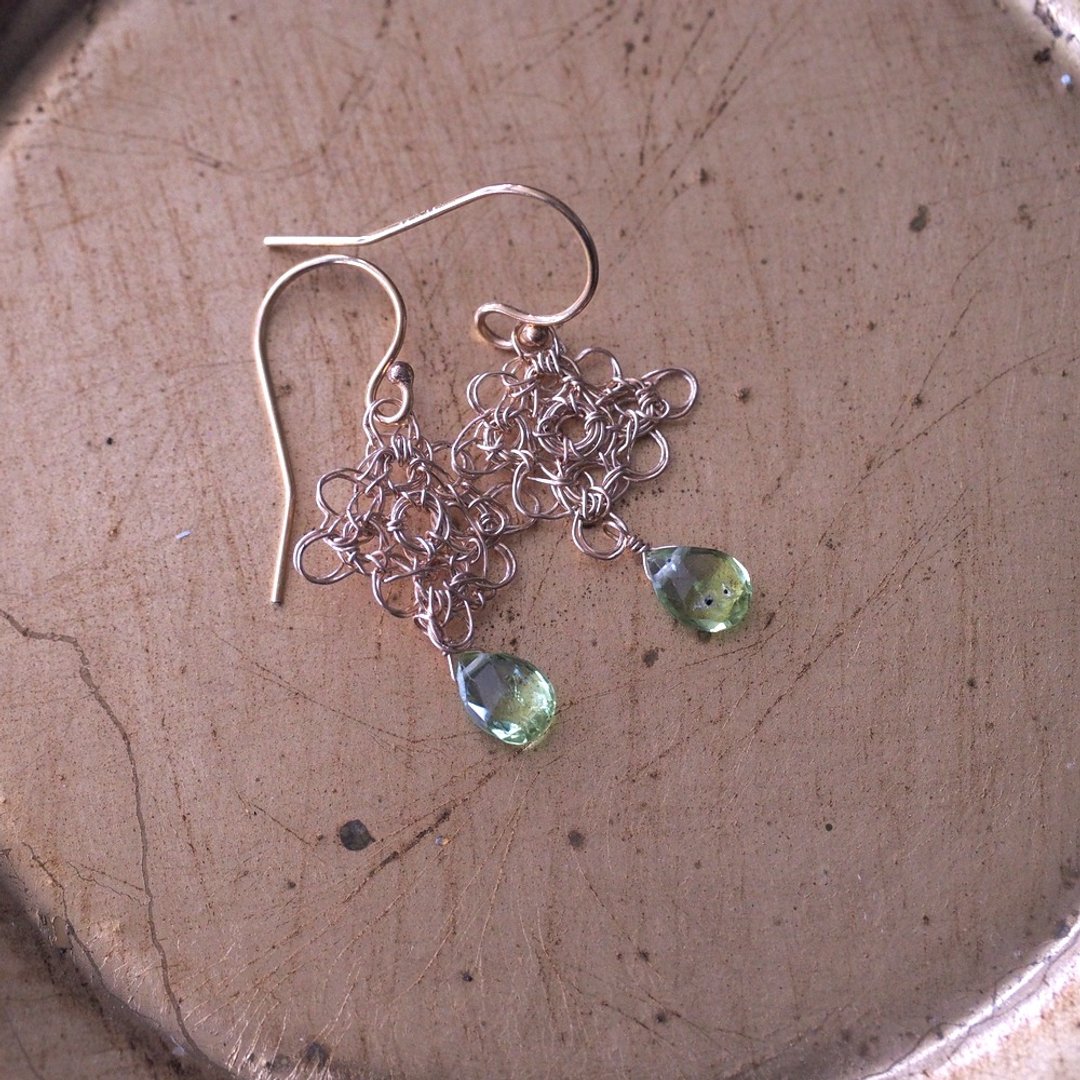 天然橄榄石 幸福手工勾织 小花耳环 Crochet Jewelry 14kgf Hook - 耳环/耳夹 - 半宝石 绿色