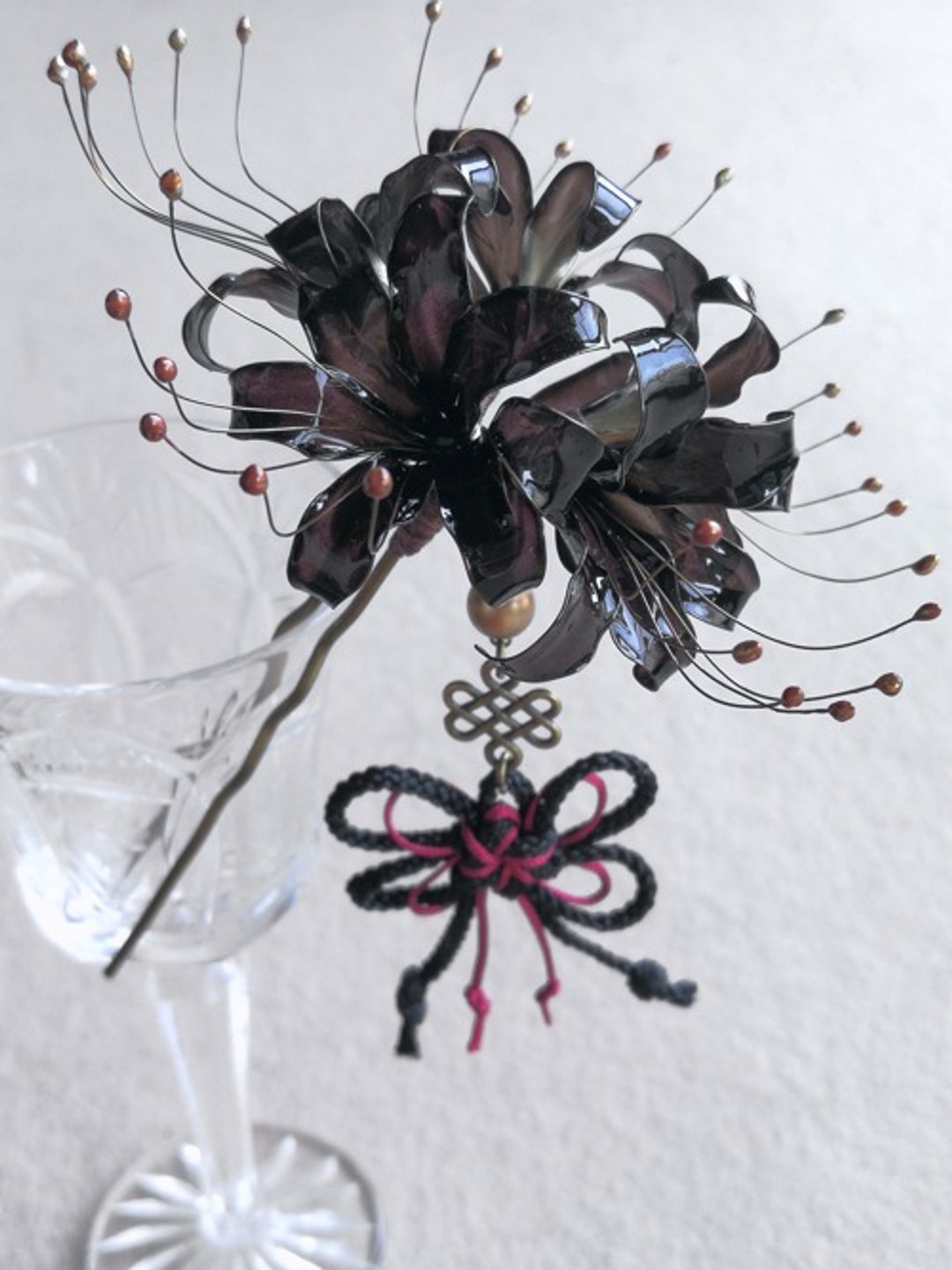 U-pin hairpin of cluster amaryllis and swallowtail butterfly <jet black> - 发饰 - 塑料 