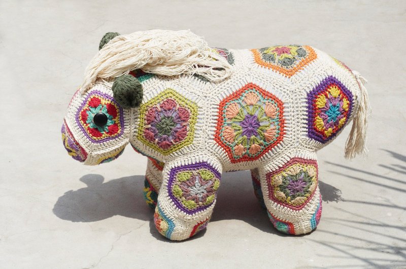 手工限量 手工钩织抱枕 / 花朵钩织娃娃 / 钩织动物 / 手工编织动物马 / 花朵编织拼接抱枕 - 森林风花朵马 玩偶 - 枕头/抱枕 - 棉．麻 多色