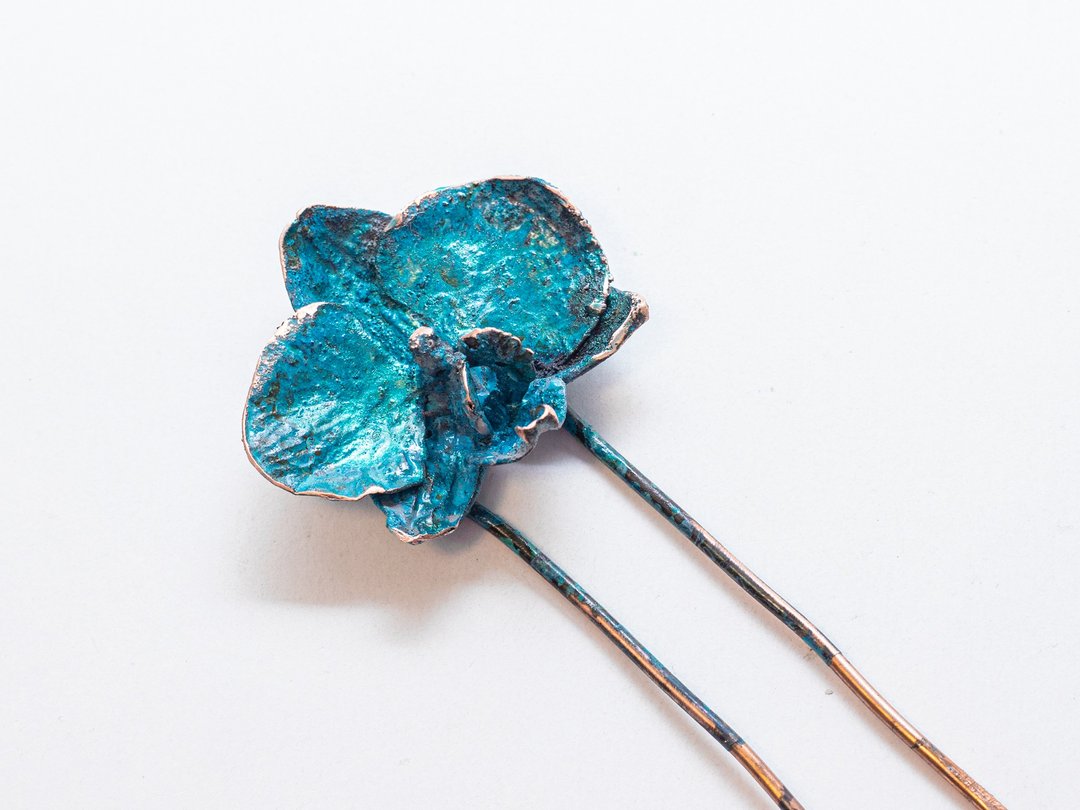 Blue orchid hair stick, copper flower hair pin for long hair - 发饰 - 其他金属 蓝色