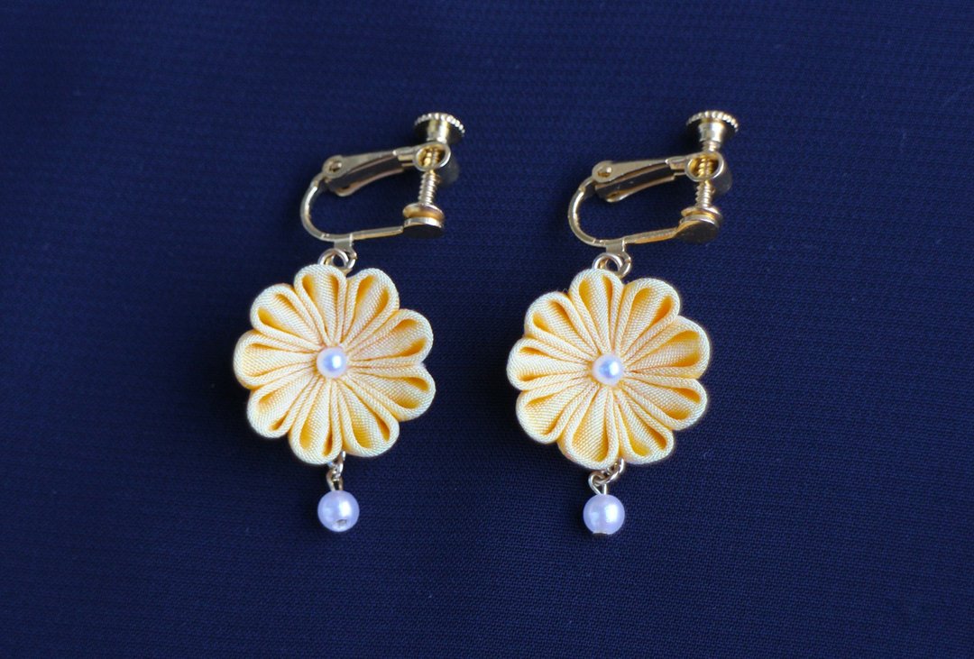 Elegant Margaret earrings yellow - 耳环/耳夹 - 其他材质 黄色