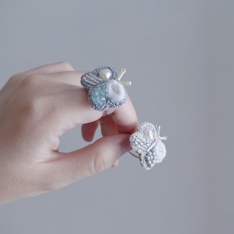 微光小绒蛾・珍珠刺绣戒指 / 徽章 - 戒指 - 绣线 灰色