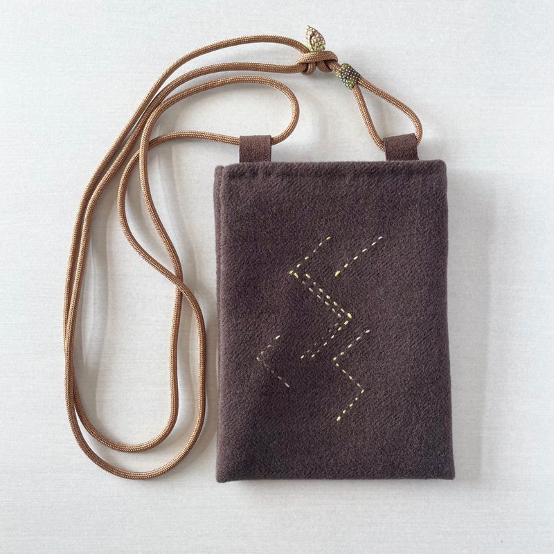 【独一无二】蓬松喀什米尔、安哥拉布料迷你斜背包 - 刺子绣缝线 & 丝绸和服布料（黄土绿云纹抽象图案） - 侧背包/斜挎包 - 羊毛 咖啡色