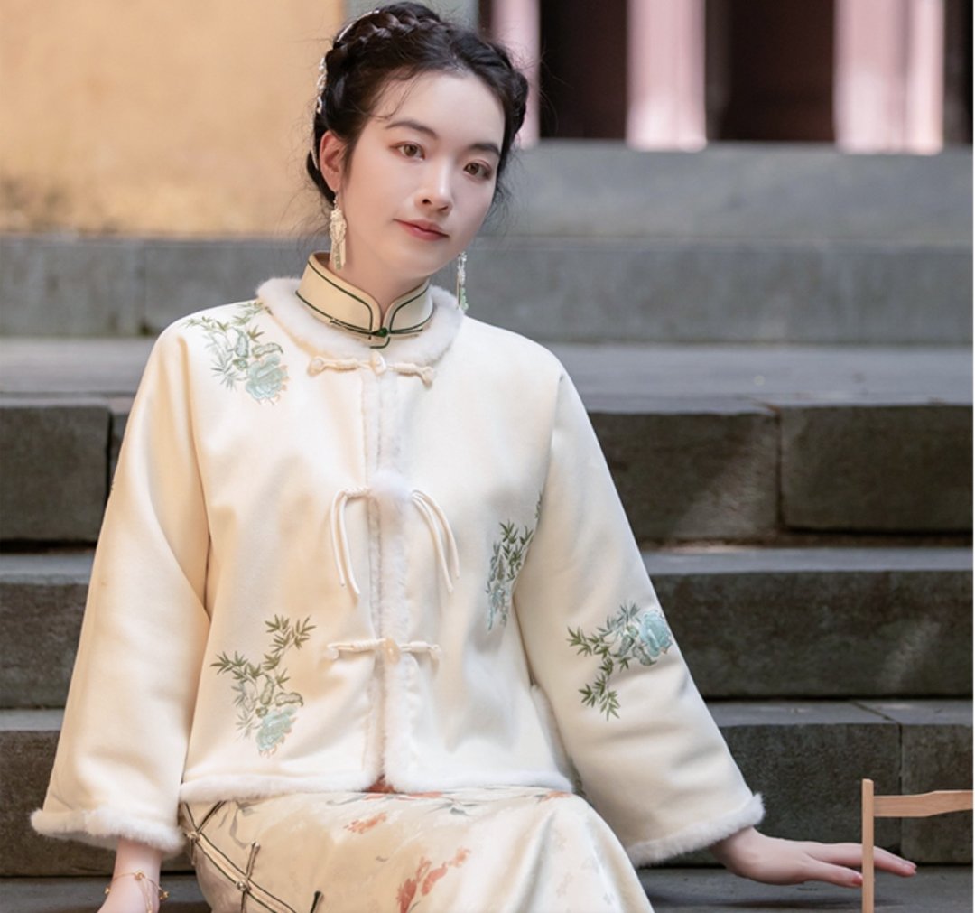 花如伊  新中式復古 麂皮绒绣花百搭汉服外套 - 女装上衣 - 其他材质 白色