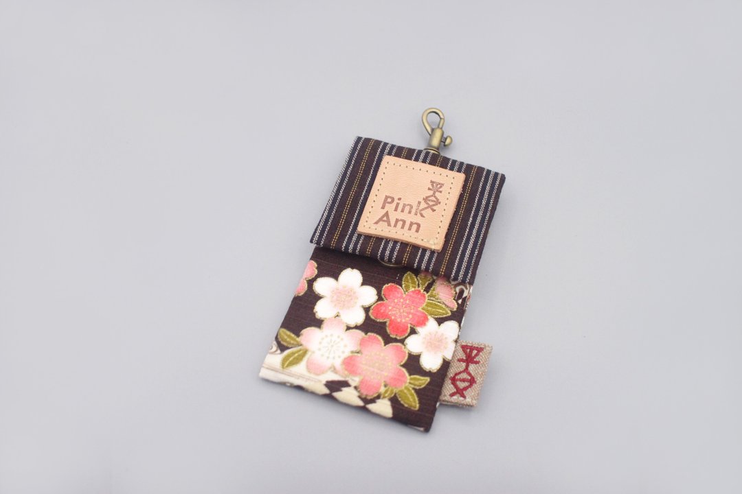 平安经典卡包-花开富贵(咖) 日本烫金布 卡包名片包、印章收纳包 - 证件套/卡套 - 棉 咖啡色