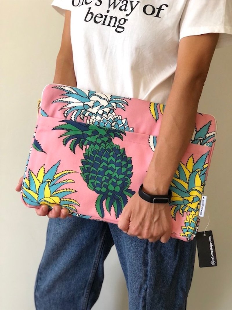 台湾独家款aLovesupreme13寸电脑保护套/添加前置物口袋_粉红凤梨 - 电脑包 - 棉．麻 