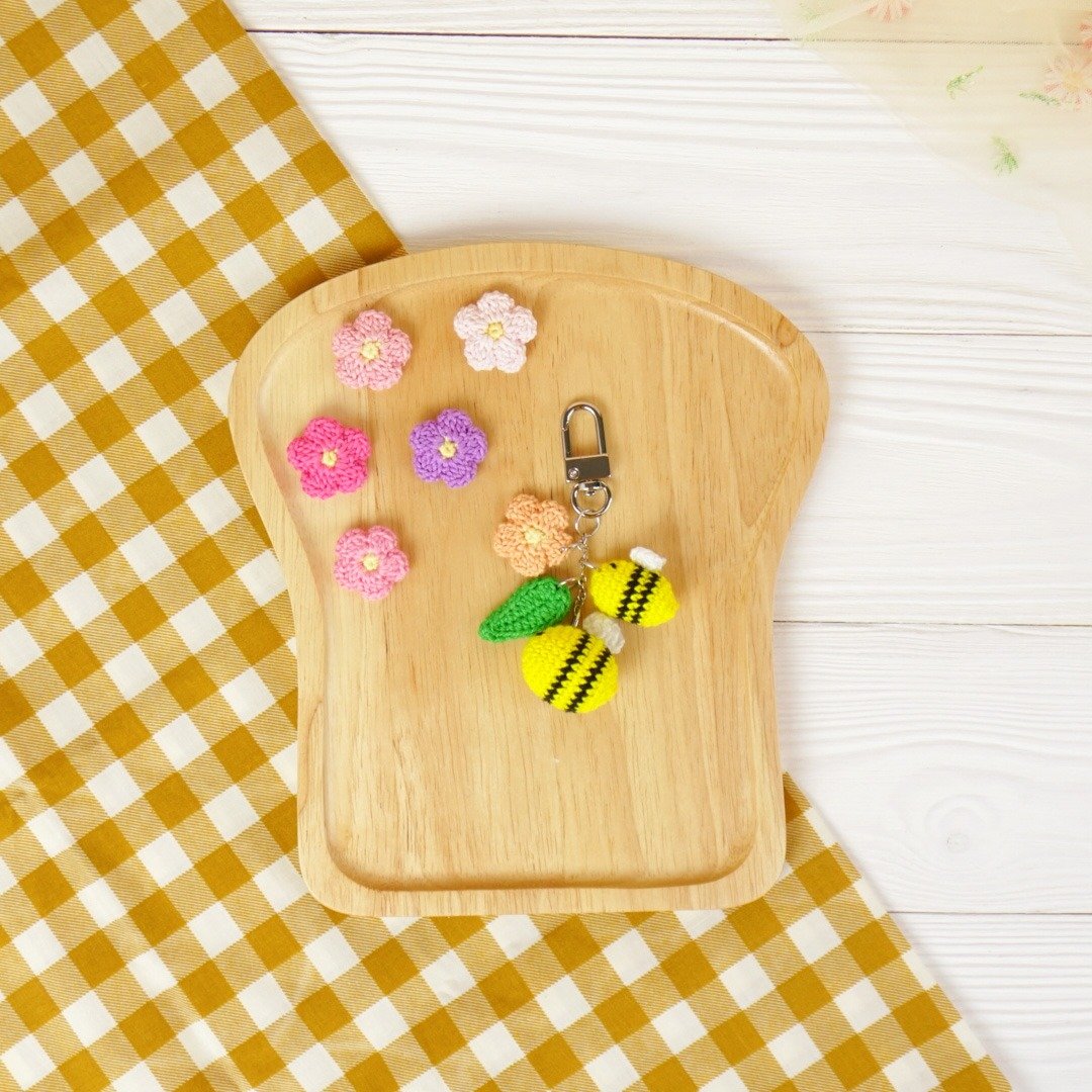 bee and flower keychain charm zipper  key ring key chain bag charm handmade gift - 吊饰 - 棉 黄色