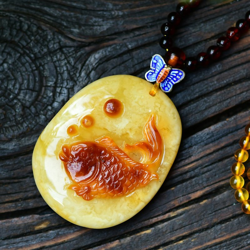 捡漏价 天然俄料蜜蜡吊坠 俏色巧雕年年有余 配彩虹血珀珠链 - 项链 - 宝石 