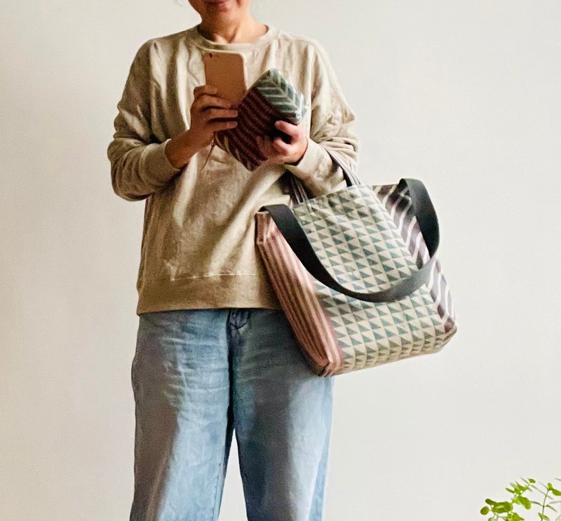 古家 手提肩/斜肩背包。双面不同图腾。内袋。名师设计布 - 侧背包/斜挎包 - 棉．麻 粉红色