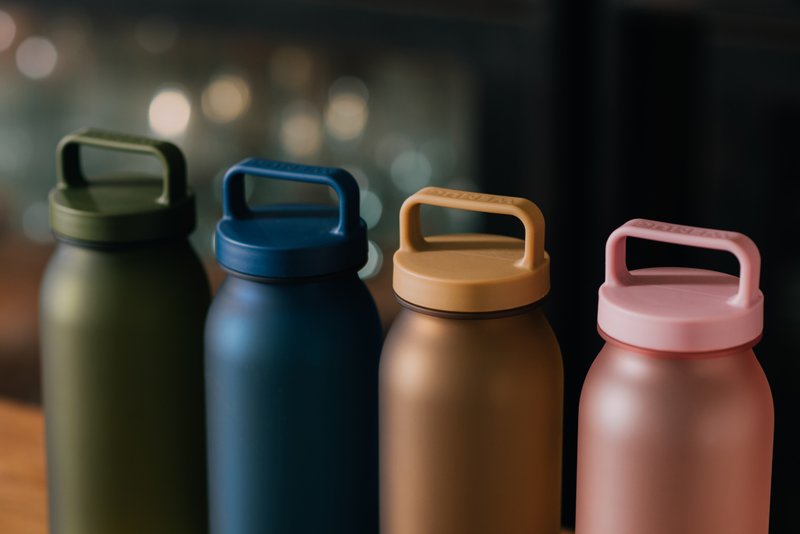日本热卖 4色雾面啡/军绿/蓝/奶茶 620ml 防漏把手提式水瓶 - 水瓶/水壶 - 塑料 多色