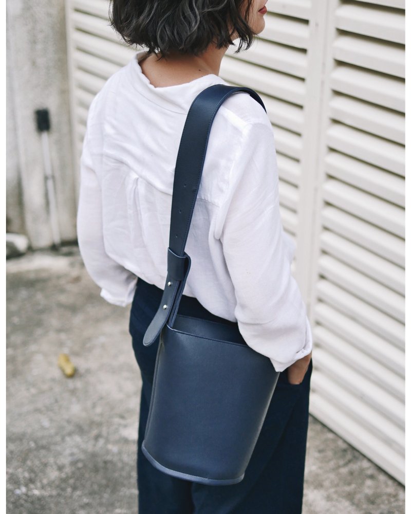 斜挎包 Whiteoakfactory Bold bucket bag - Navy blue - 后背包/双肩包 - 人造皮革 蓝色