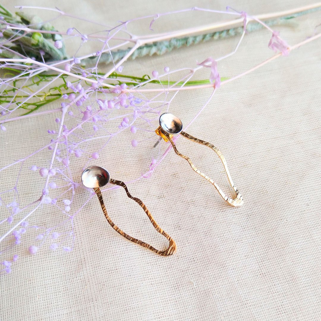 Brass Silver nuts wave earrings - 耳环/耳夹 - 铜/黄铜 金色