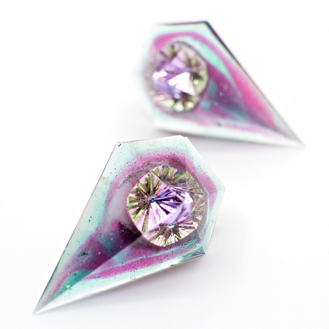 Acute Pentagon Earrings (Clione) - 耳环/耳夹 - 树脂 多色