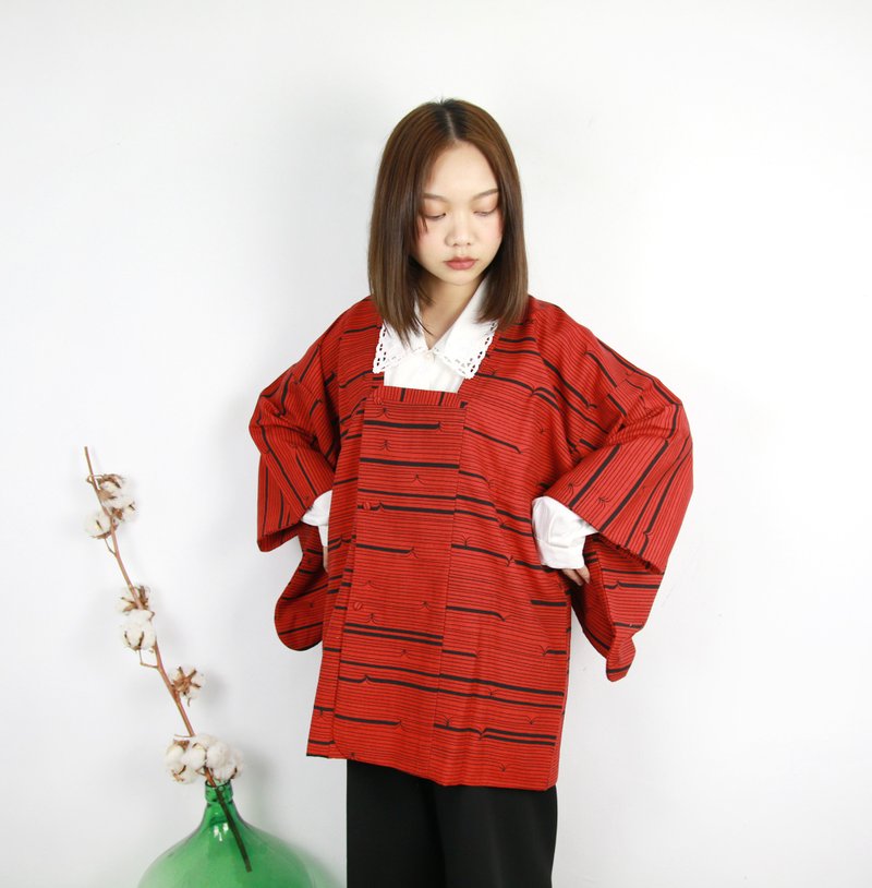 Back to Green-日本带回羽织 道行 红底黑线条 /vintage kimono - 女装休闲/机能外套 - 丝．绢 