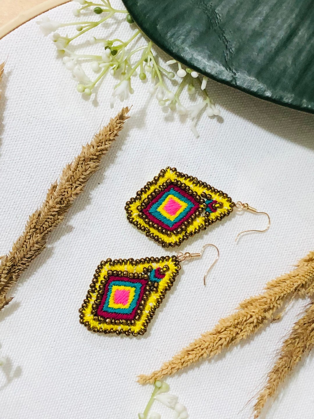 The hand woven earrings, Cute earrings, handmade jewelry - 耳环/耳夹 - 绣线 多色