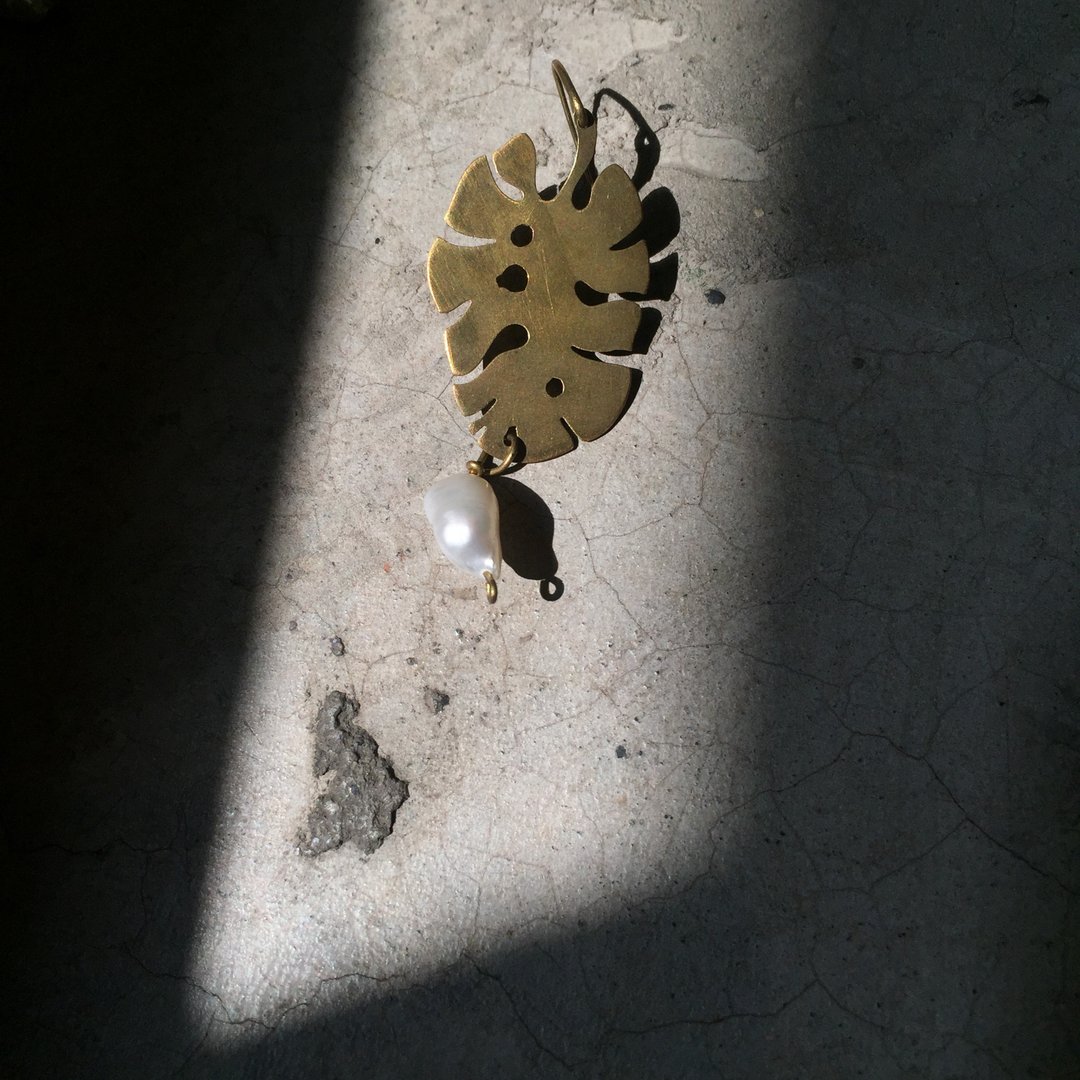 龟背芋珍珠黄铜耳环 - 耳环/耳夹 - 铜/黄铜 金色