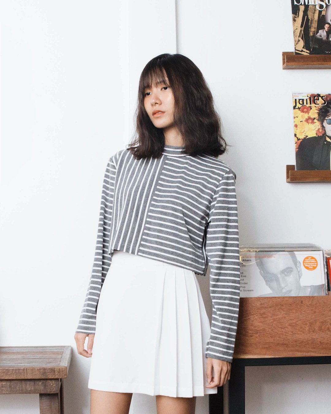 MINIMAL GREY-WHITE STRIPE COTTON CROP TOP WITH LONG SLEEVE AND HIGH NECK - 女装上衣 - 棉 灰色