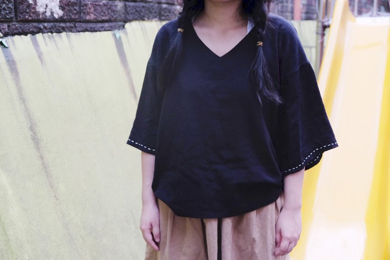 纯黑棉麻九分袖V领  手工订制衫 - 女装上衣 - 棉．麻 黑色