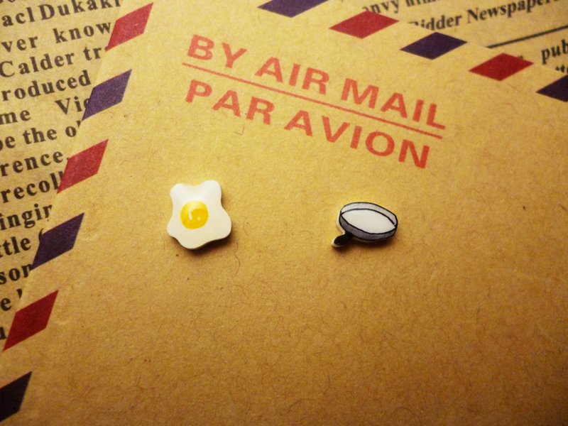 Fei，story - 手绘荷包蛋+平底锅耳环 防过敏耳针/耳夹 - 耳环/耳夹 - 塑料 白色