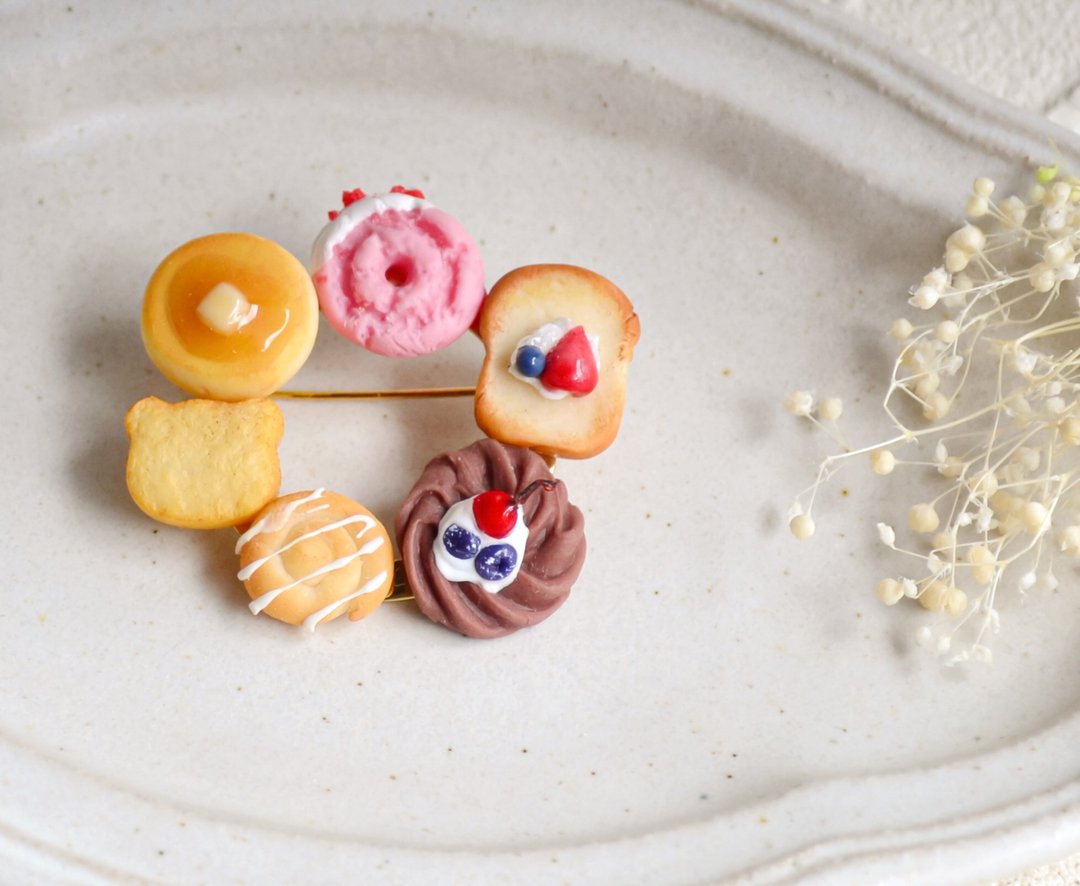 miniature bread brooch - 耳环/耳夹 - 粘土 咖啡色