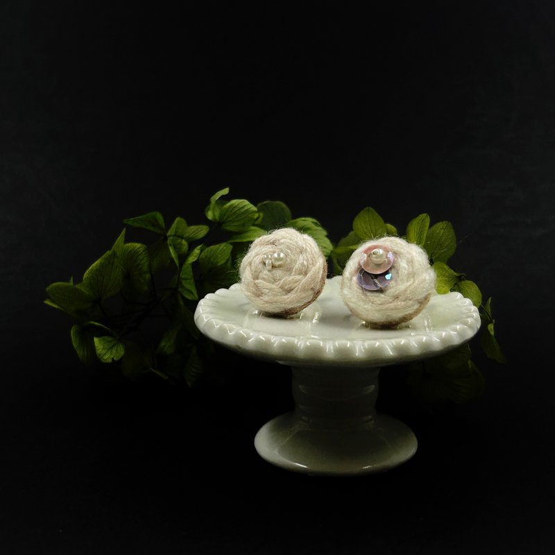 | 茷 | 耳夹 | #221 | 手刺绣可爱甜甜圈耳环 - 耳环/耳夹 - 绣线 粉红色