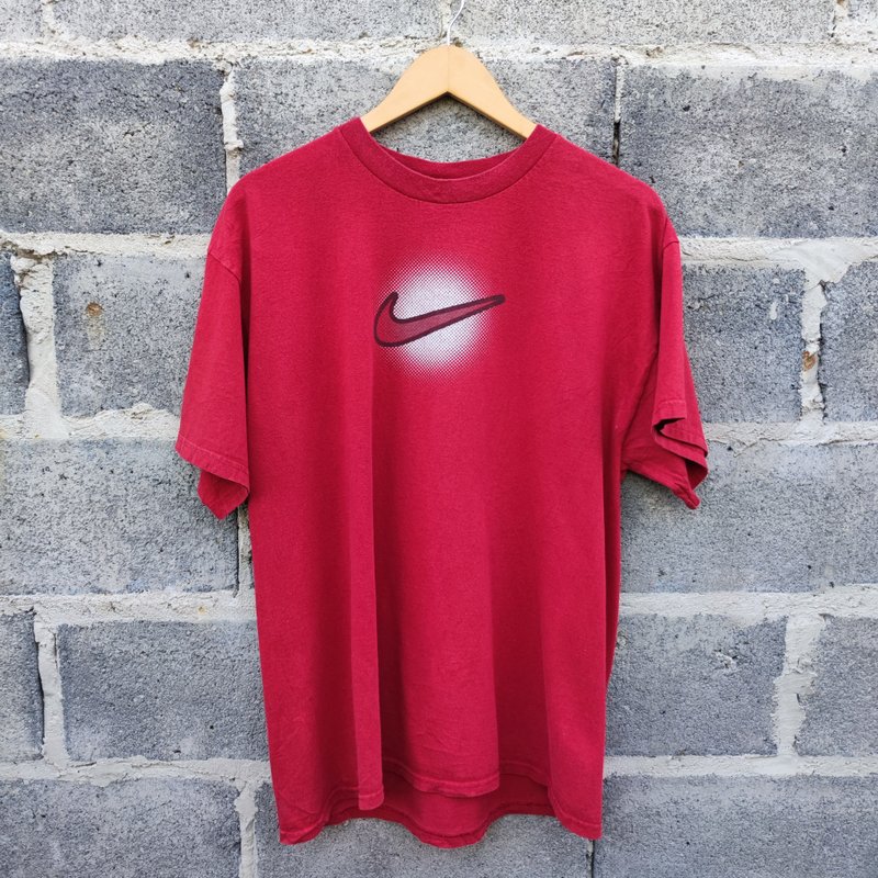 Y2K Nike Center Swoosh Graphic T恤 - 男装上衣/T 恤 - 棉．麻 红色